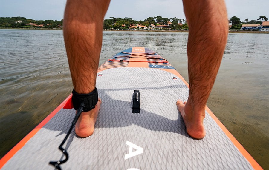 Aqua-marina-atlas-sup-board-uzerinde-durus-ve-leash-guvenlik-kullanimi