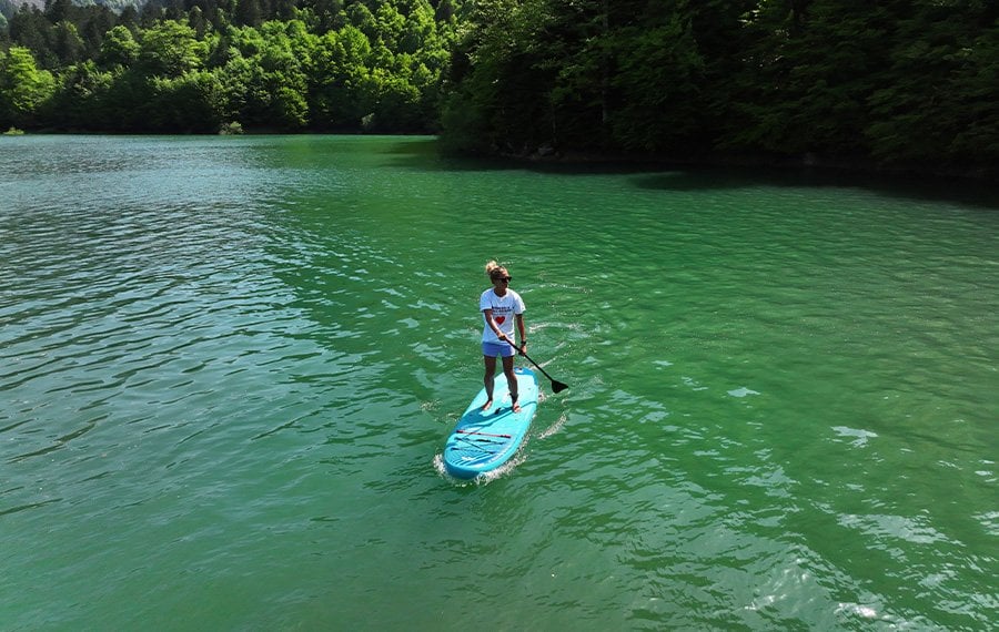 Aqua-marina-vapor-sup-board-ile-golde-sakin-ve-dengeli-surus