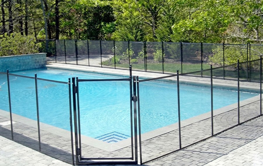 Ev havuzunda çocuk güvenliği için havuz çiti uygulaması