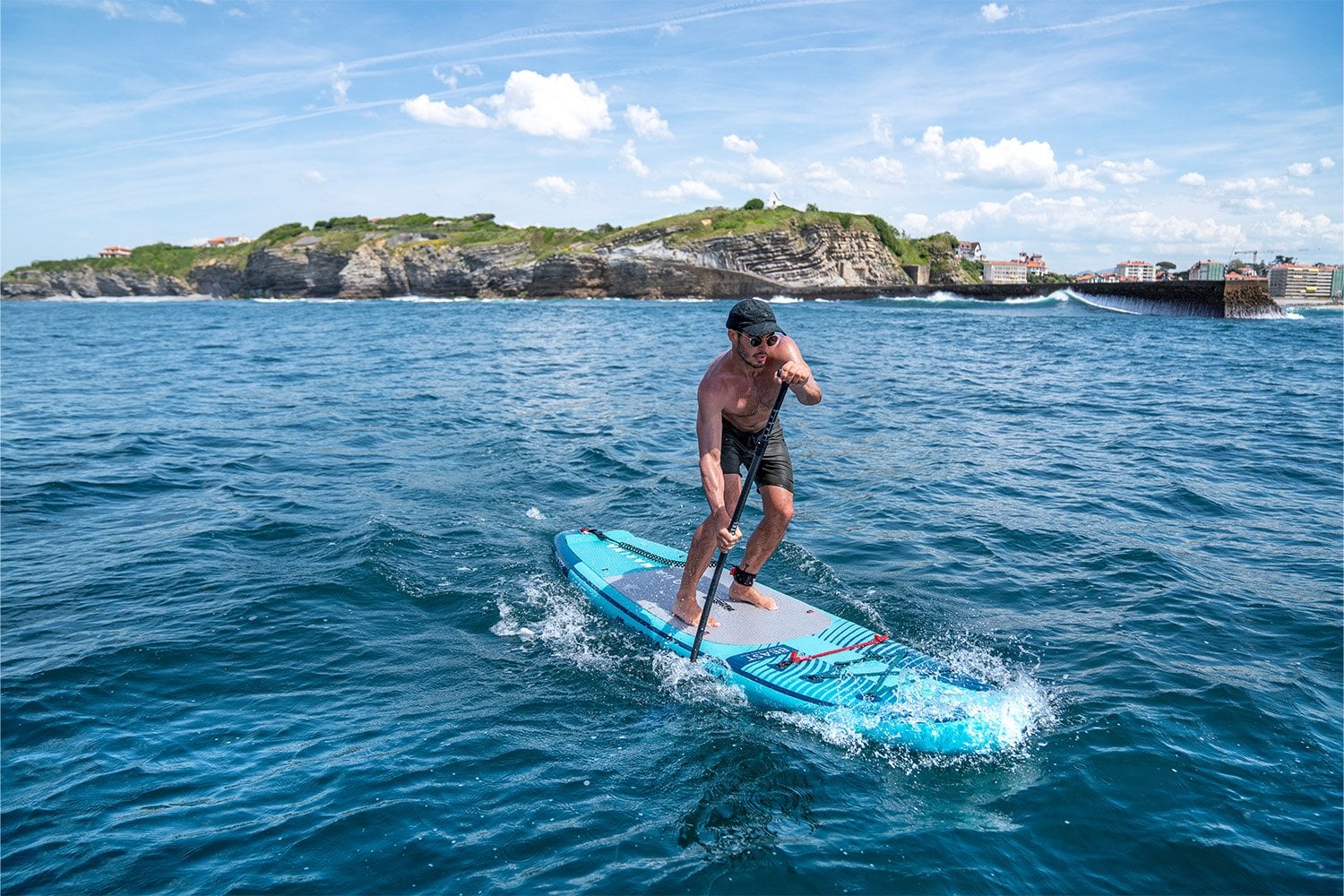 Denizde SUP board kullanırken denge ve performans