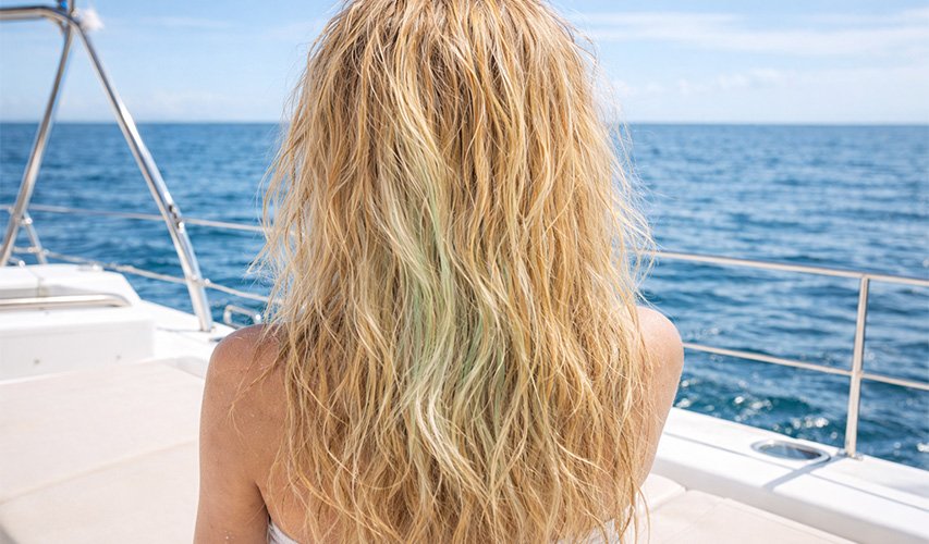 Havuz sonrası açık renk saçta yeşilimsi ton: çoğunlukla sudaki bakır ve metal iyonlarının birikimi ile ilişkilidir