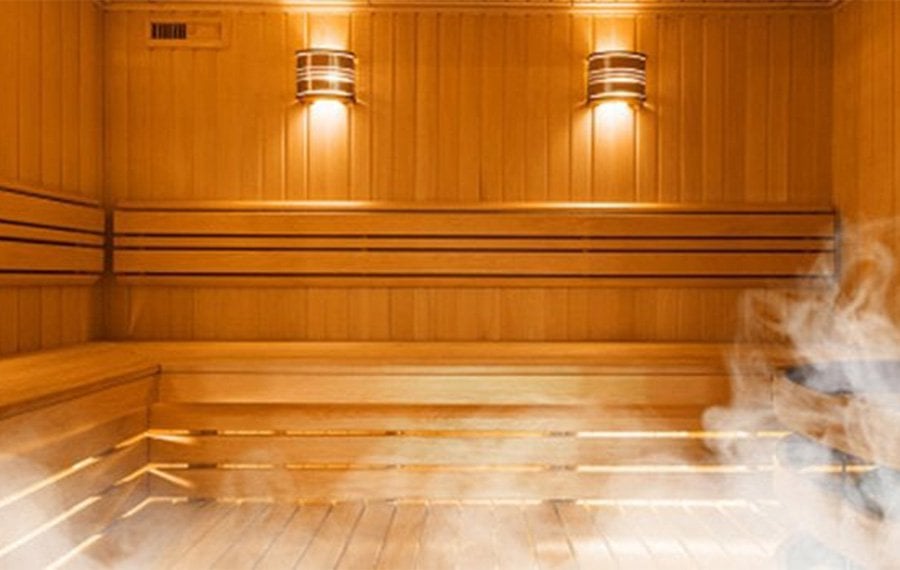 Ahşap kaplamalı klasik Fin sauna ve buhar etkisi örneği