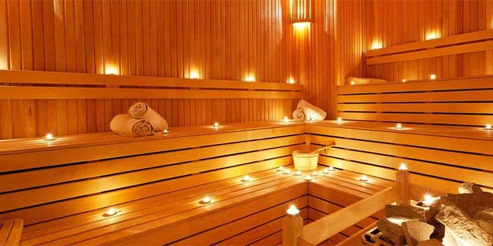 Ahşap sauna iç mekân: oturma bankları ve ambiyans aydınlatma (ev tipi sauna örneği)
