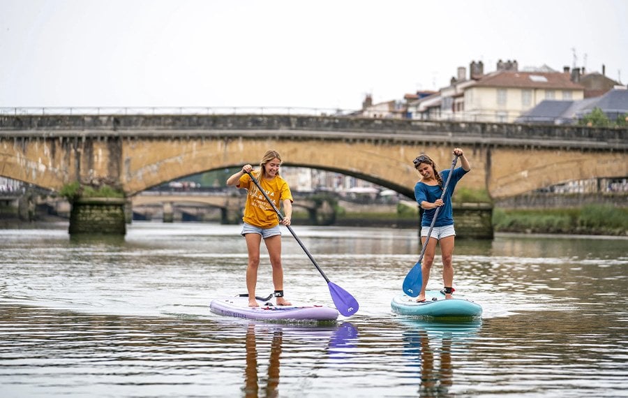 aqua-marina-sup-nehirde-paddle-yapan-iki-kisi