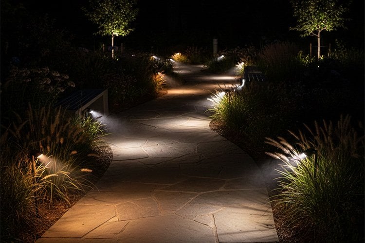 bahce-yuruyus-yolu-icin-zemine-yonlendirilmis-sicak-beyaz-dis-mekan-aydinlatma
