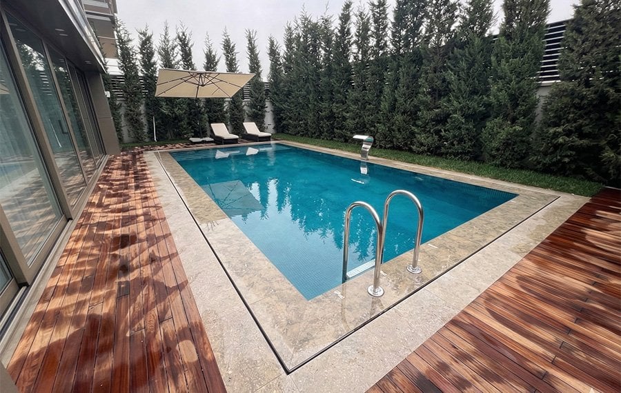 bahcede-dikdortgen-betonarme-yuzme-havuzu