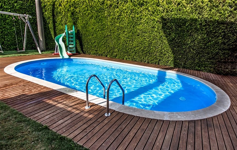 bahcede-oval-formda-prefabrik-yuzme-havuzu