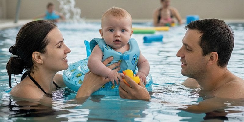 Bebeklerde yüzme eğitimi: anne baba eşliğinde bebek havuz aktivitesi