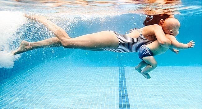Bebeklerde yüzme ve havuz kullanımı: anne ile bebek suda güvenli yüzme