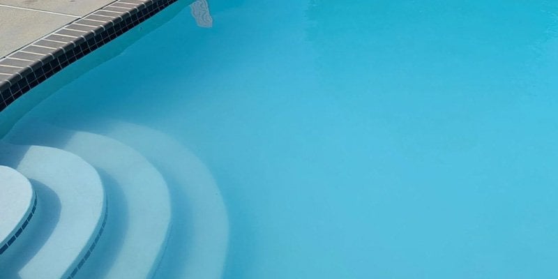 Bulanık havuz suyu: düşük filtrasyon, yetersiz sirkülasyon ve kimyasal dengesizlik örneği