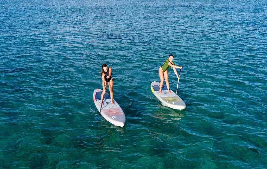 denizde-sup-yapan-iki-kisi-paddle-board-aktivitesi