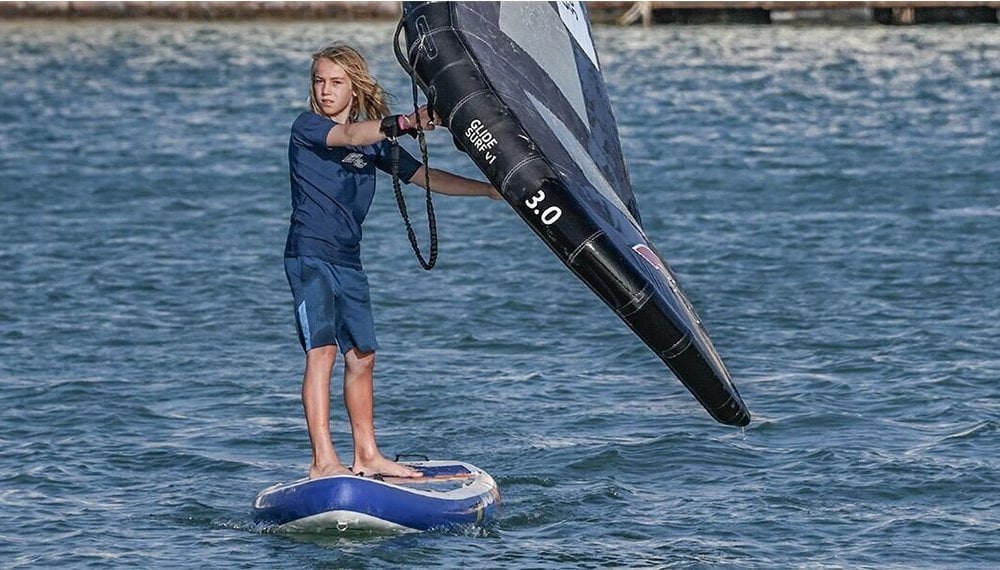 f2-sup-windsurf-yelkenli-sup-kullanan-cocuk-denizde