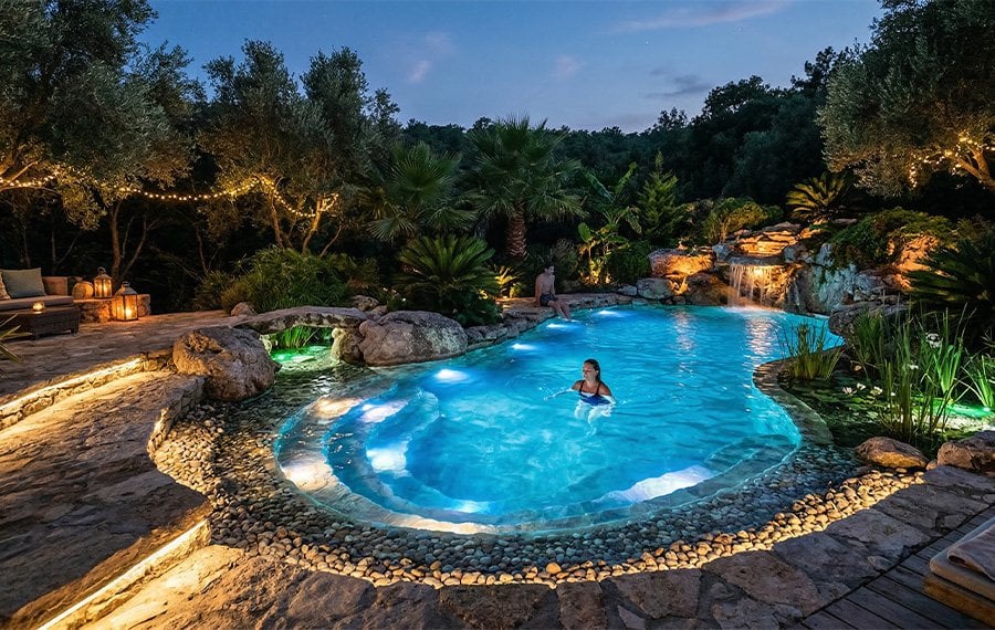 gece-led-aydinlatmali-dogal-yuzme-havuzu