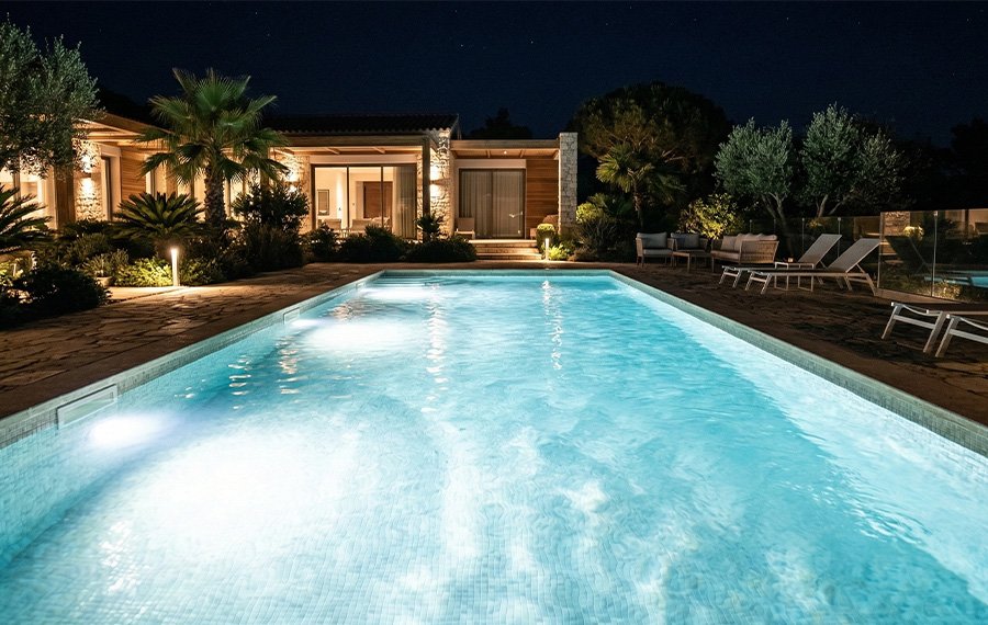 gece-led-havuz-aydinlatmasi-ile-aydinlatilmis-modern-bahce-yuzme-havuzu