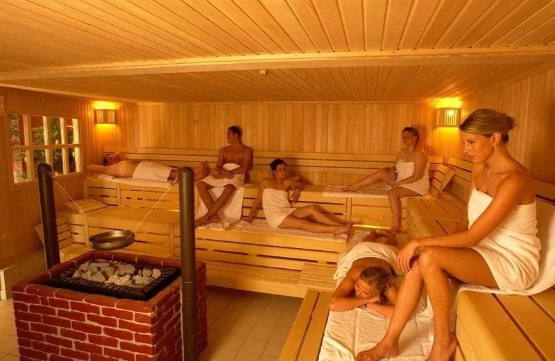 genel-sauna-kullanimi-toplu-ahsap-sauna-ortami