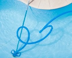 havuz-dibi-temizligi-manuel-vakum-hortumu-ile-temizlik