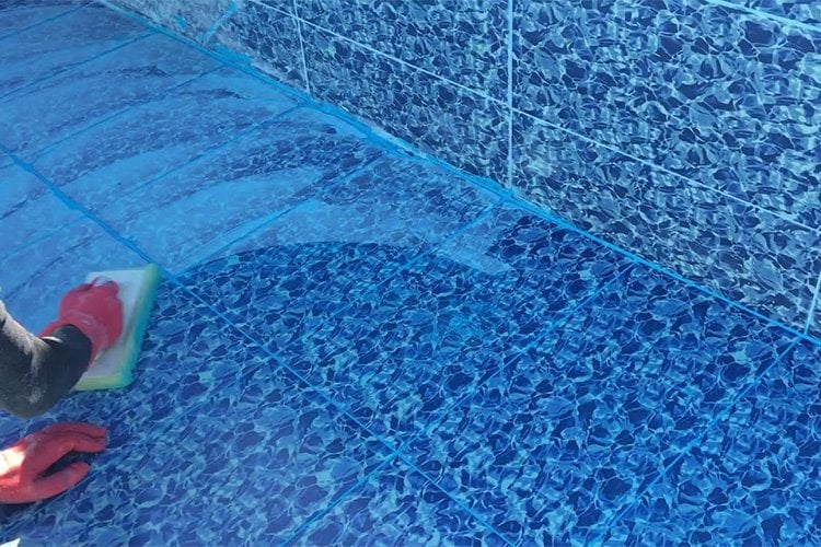 Havuz iç yüzeyinde seramik temizleme ve derz bakım uygulaması