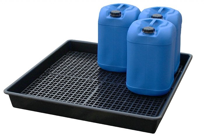 havuz-kimyasal-depolama-sizinti-onleyici-tepsi-uzerinde-guvenli-bidon-yerlesimi