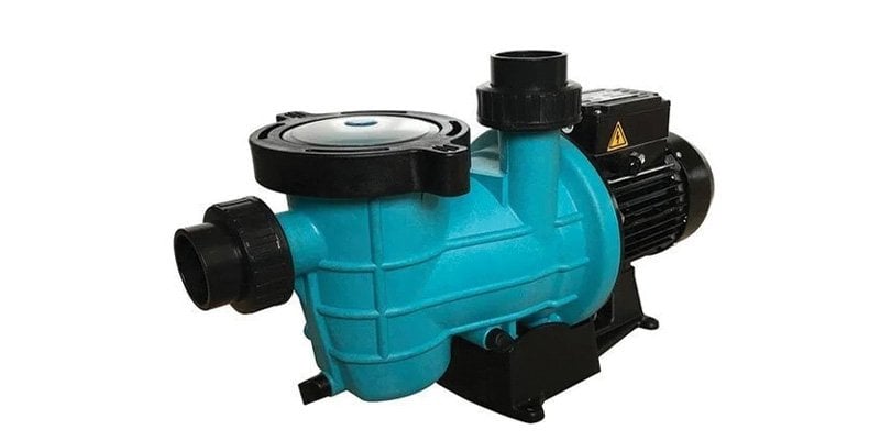 Kendinden emişli havuz sirkülasyon pompası; havuz suyunu filtreden geçirip havuza geri basar.