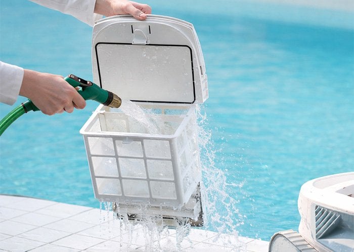 havuz-robotu-filtre-sepeti-duru-suyla-yikanarak-temizlenirken