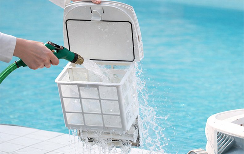 Havuz robotu filtre sepetinin su ile yıkanarak temizlenmesi