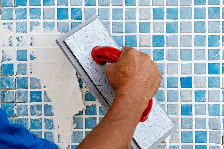 Havuz seramik yüzeyinde derz uygulaması ve derz yenileme işlemi