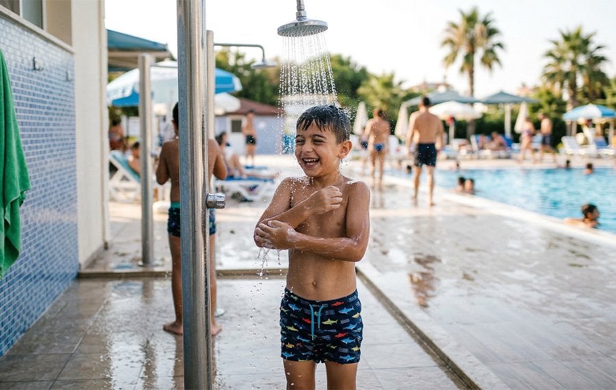 havuz-sonrasi-cocuklarda-dus-alma