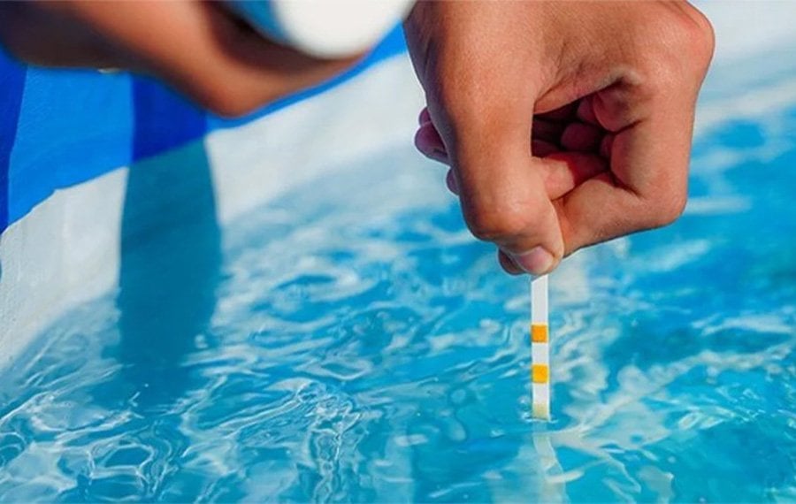 Havuz suyunda klor ve pH seviyesinin test şeridi ile ölçülmesi