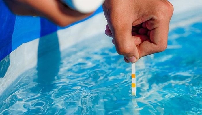 havuz-suyu-test-cubugu-ile-ph-ve-klor-olcumu