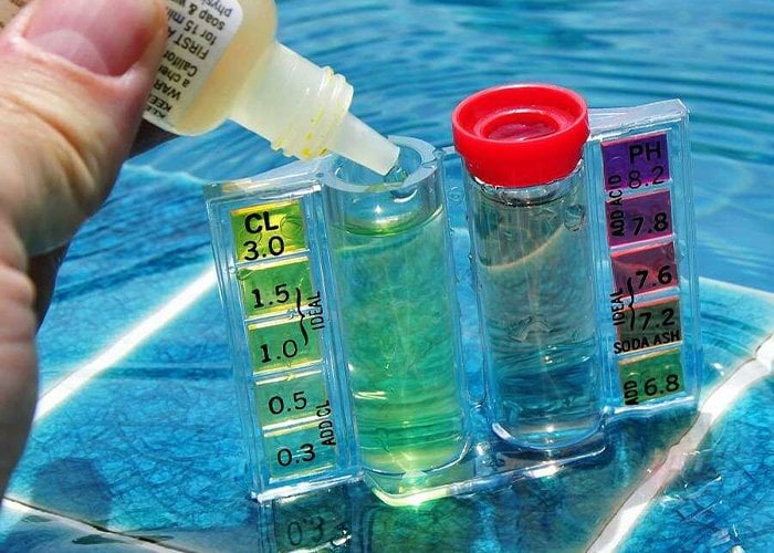 Havuz suyu test kiti ile serbest klor ve pH ölçümü (kimyasal denge kontrolü)