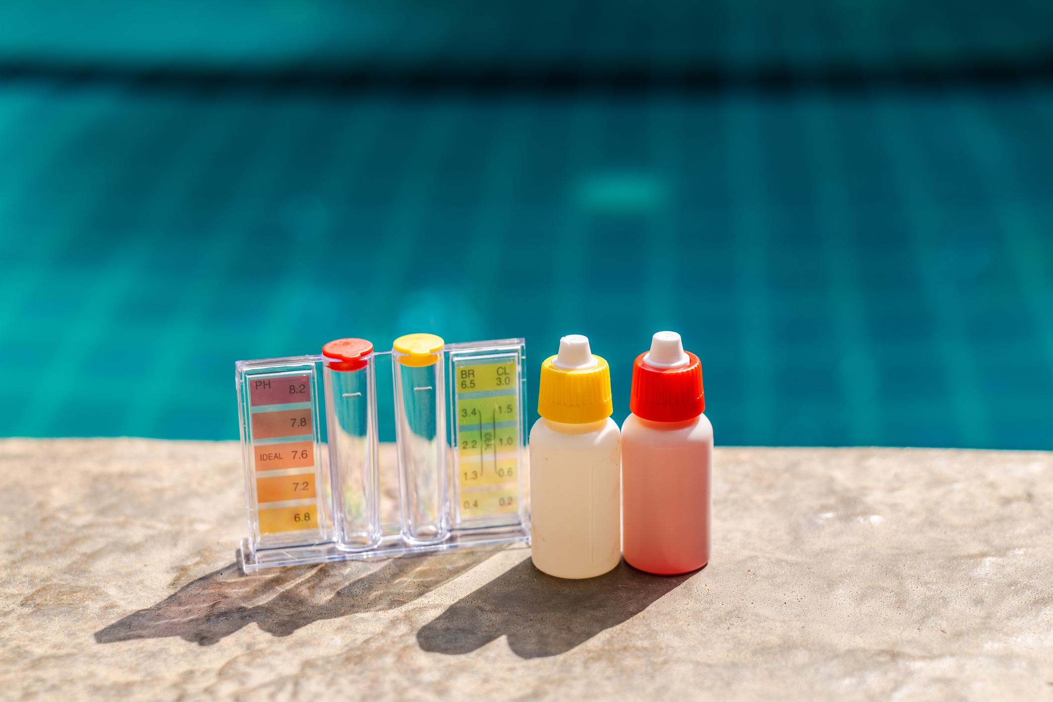 Havuz suyu test kiti ile pH ve serbest klor ölçümü (damlalı reaktif testi)