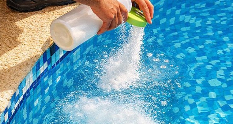havuz-suyuna-granul-klor-eklenerek-sok-klorlama-yapilmasi