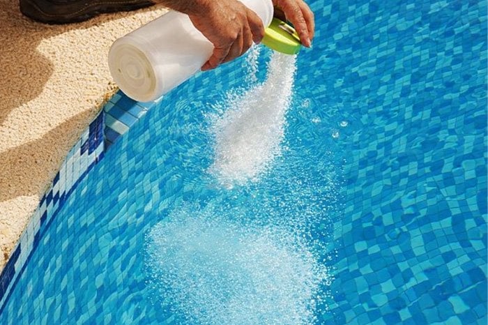 Havuz suyuna toz klor uygulaması dezenfeksiyon işlemi