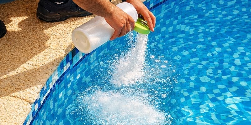 Havuzda şok klorlama uygulaması ve dezenfeksiyon işlemi