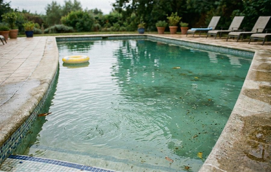 havuz-suyunda-bakim-sorunu-bulanik-su-yaprak-ve-dip-kirliligi