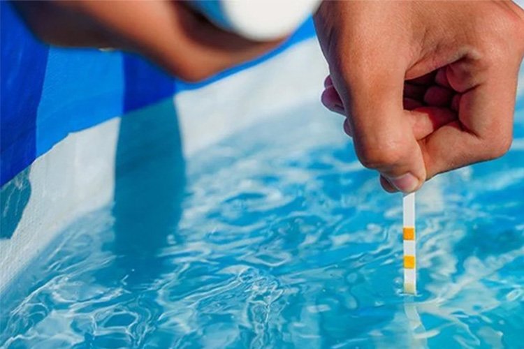Havuz suyunda test çubuğu ile pH ve klor ölçümü