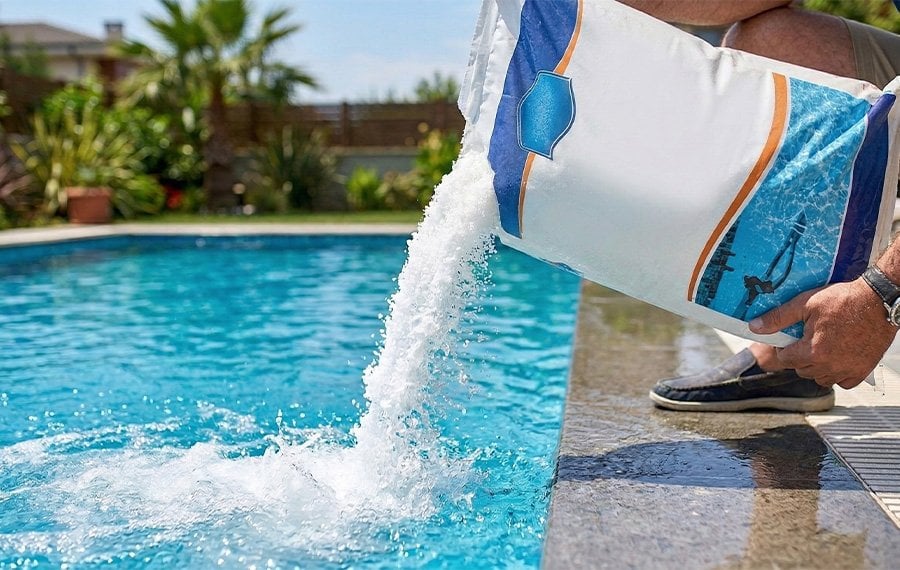 Tuz klor jeneratörü kullanılan havuzda yüksek saflıkta havuz tuzu ekleme uygulaması