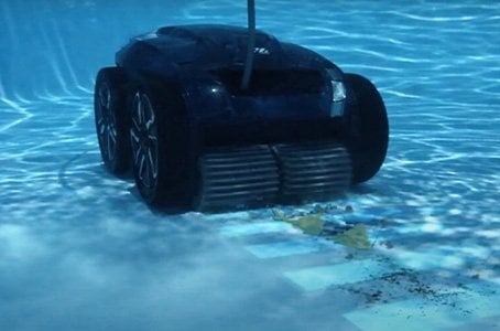 iQ serisi havuz robotu: taban fırçalama ve kum/toprak gibi partikülleri toplama