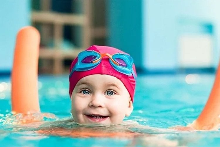 Klor dengesi sağlanmış yüzme havuzunda çocuk ve bebek yüzme aktivitesi