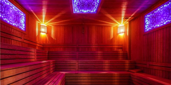 Kuru sauna örneği: geleneksel kabin, düşük nem, LED aydınlatma