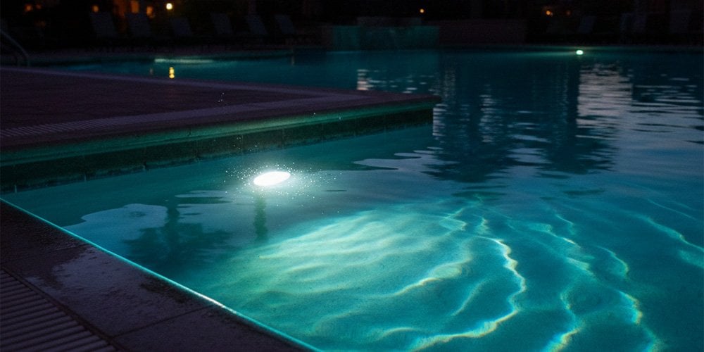 led-havuz-lambasi-gece-su-ici-aydinlatma-yuzey-yansimasi