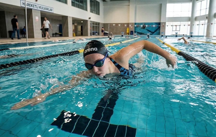 Lens ile havuza girerken su geçirmez yüzücü gözlüğü kullanımı