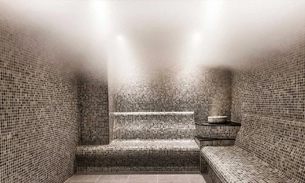 mozaik kaplamalı modern buhar odası iç mekânı, oturma düzeni ve buhar dağılımı