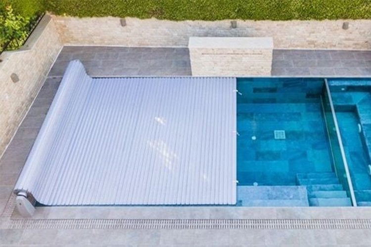 otomatik-lamelli-havuz-ortusu-ile-havuzun-kapatilmasi-ve-isi-kaybi-azaltma