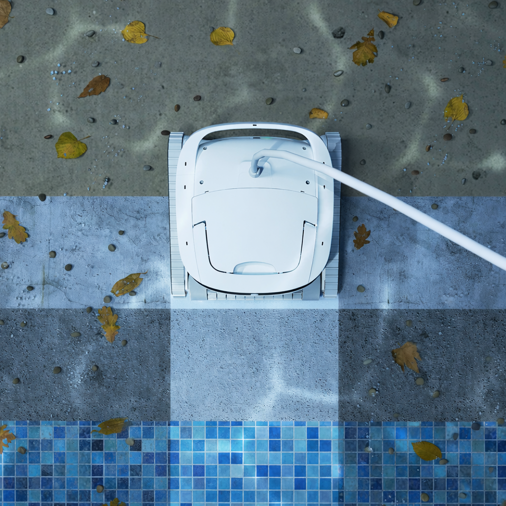 poolmate-hydro4-havuz-robotu-ile-havuz-tabaninda-yaprak-ve-kaba-kir-temizligi