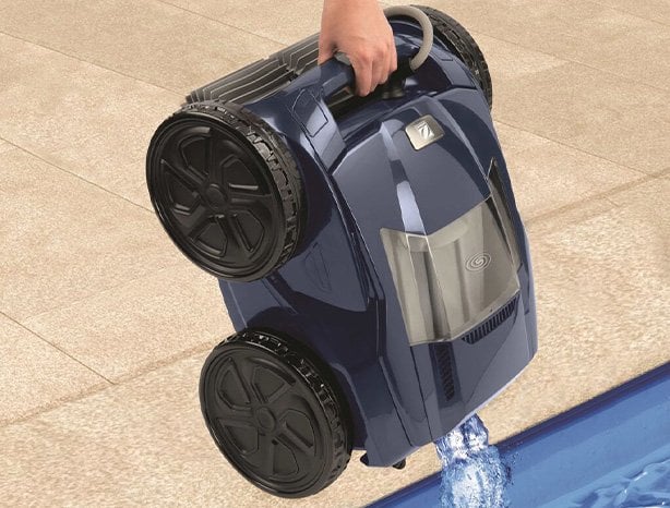 RA 6300 iQ havuz robotu: filtreden suyun boşaltılması ve kolay taşıma (Lift yaklaşımı)