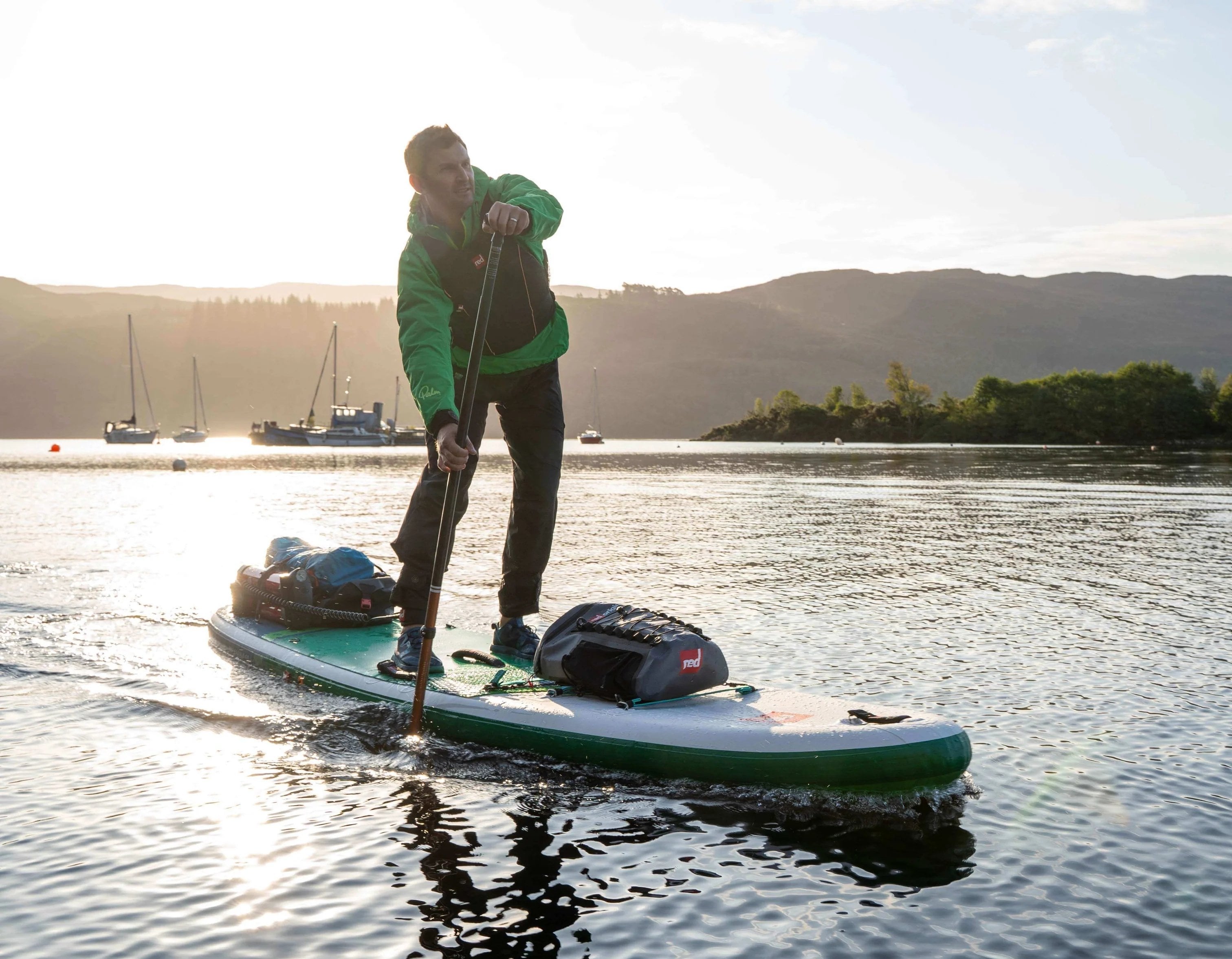 red-paddle-co-voyager-sup-golde-paddle-yapan-kisi-touring-kullanim