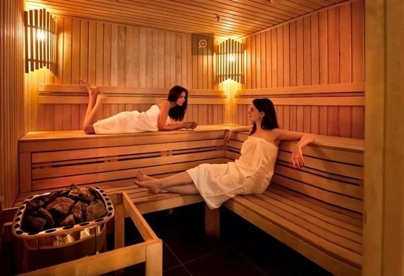 sauna-odasi-icerisinde-dinlenen-kullanicilar-geleneksel-sauna-kullanimi