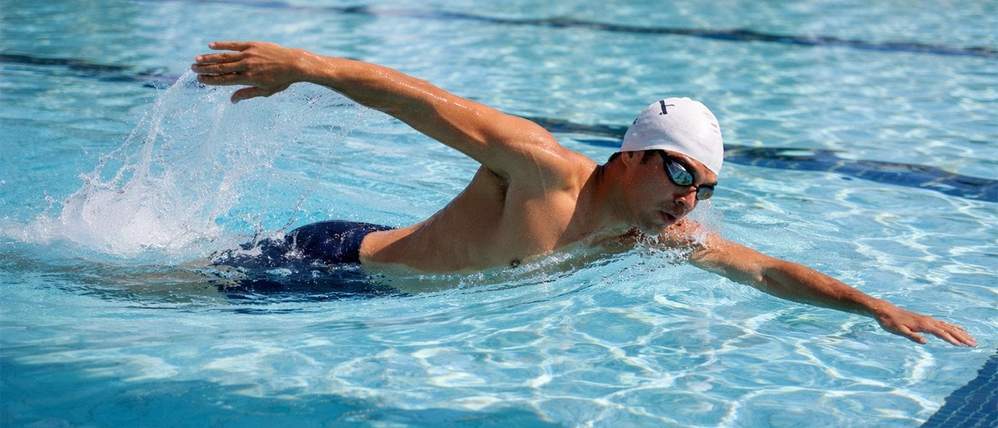 Serbest stil (crawl) yüzmede kol, ayak ve nefes koordinasyonu yapan yüzücü