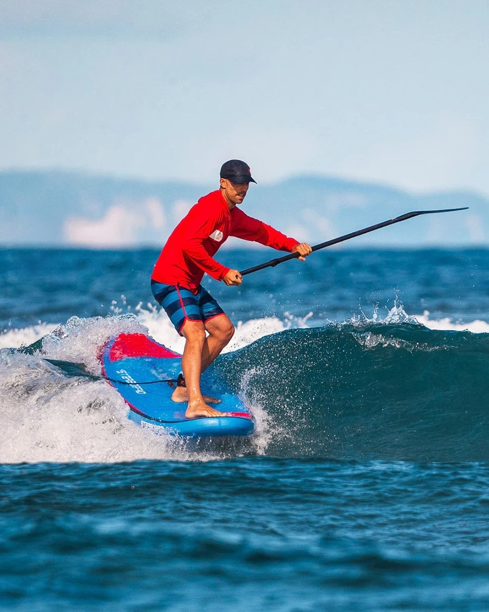 starboard-sup-dalga-uzerinde-surf-yapan-kisi